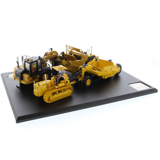 1:50 Cat® 621K Scraper & CAT No.70 Scraper with D7 Track-Type Tractor